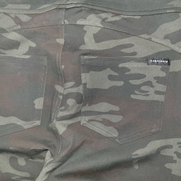 Sanctuary Anthropologie Camouflage Leggings.  Size Medium. Waist 28" Inseam 30" - Picture 8 of 12